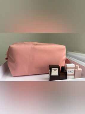 New,unused & authentic Burberry large travel Cosmetic Bag with 2 Mini Fragrance3